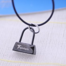 聖書の言葉と十字架がデザインされたおしゃれなブラックロックチタンネックレスペンダント