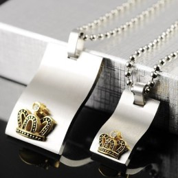 恋人たちのチタンネックレスペンダントゴールドクラウン付き