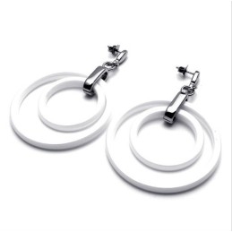 最新技術の純白で安定した品質のチタンイヤリング