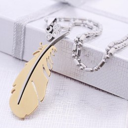 ファッションフライングフェザーチタンネックレスペンダント
