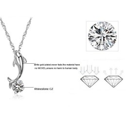 品質と量を保証する女性用イルカ型プラチナメッキチタンネックレス（ダイヤモンド付き）