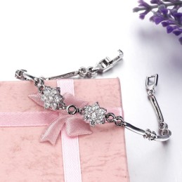 品質の女王女性用プラムフラワーシェイプダイヤモンド付きプラチナメッキチタンブレスレット