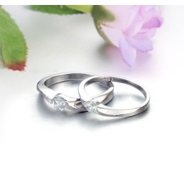 品質と量を保証するプラチナメッキチタンリング（ラインストーン付き）