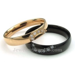 ホワイトジルコン付きゴールドチタンハートリング