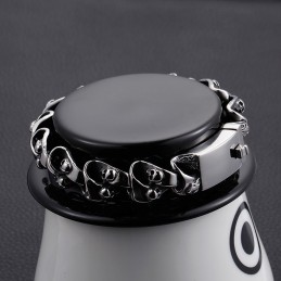 クールでシックなメンズ向けスカルチタンブレスレット