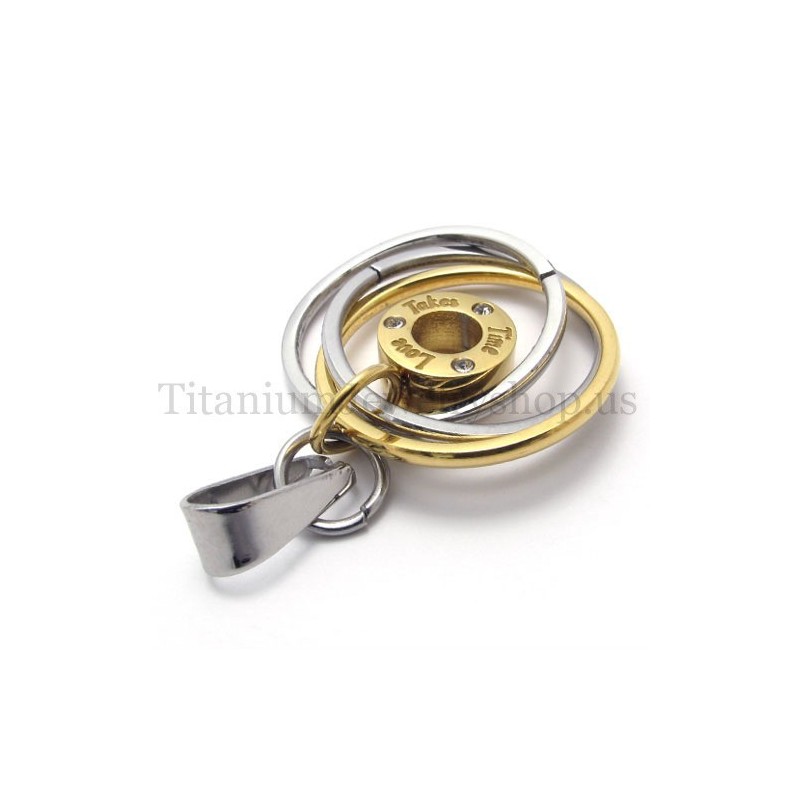 「Take Time Love」の刻印入りゴールドマルチリングチタンペンダント 「Take Time Love」の刻印入りゴールドマルチリングチタンペンダント