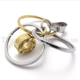 「Take Time Love」の刻印入りゴールドマルチリングチタンペンダント