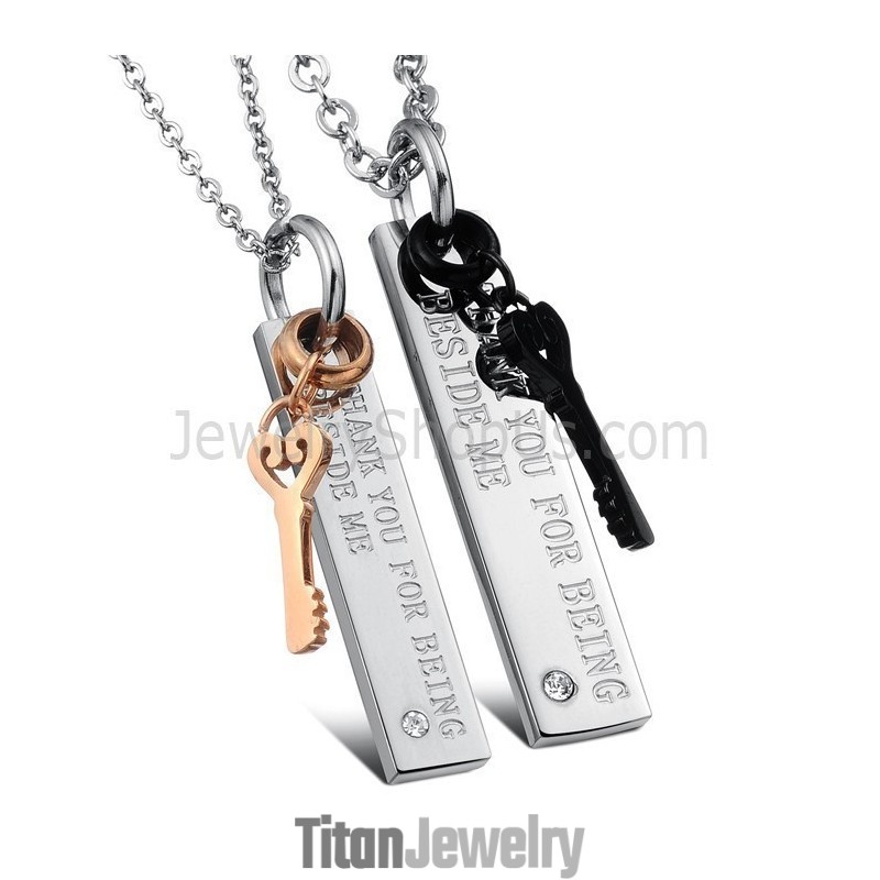 チタン製ブラック＆ローズゴールドのキーラバーペンダント（ラインストーン＆フリーチェーン付き）C566