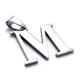 「M」文字のチタンペンダント