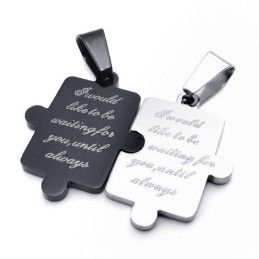 長年の信頼を得るため繊細な色彩を丁寧に加工したチタンペンダント